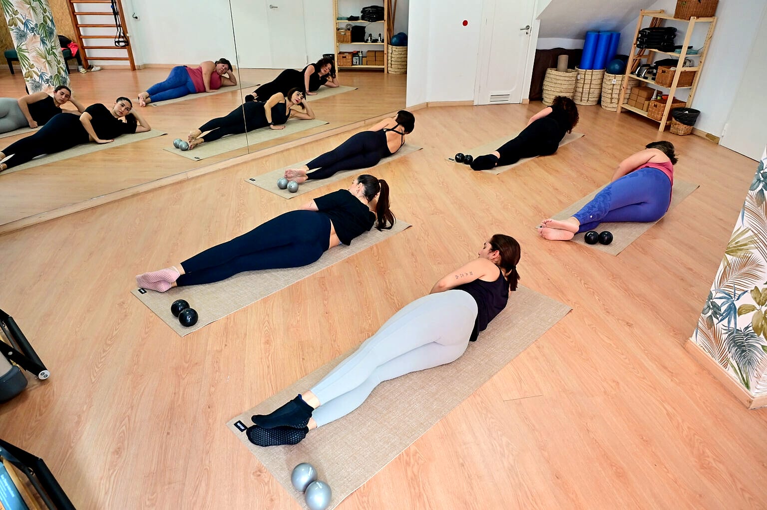 Clase de estiramientos en el estudio de Silvia Valverde